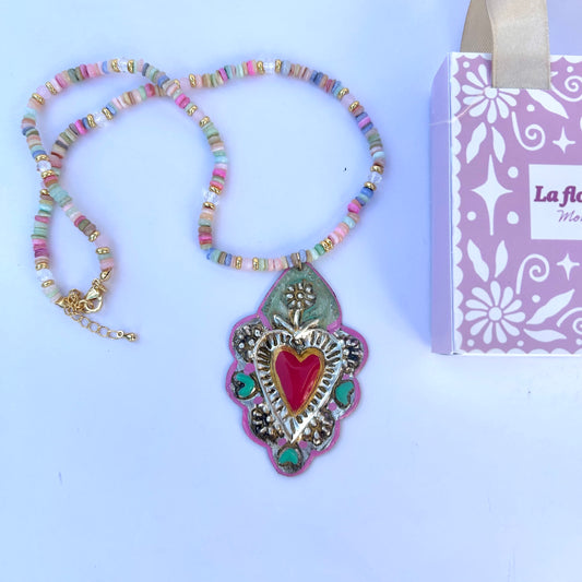 Collar corazón rosado .